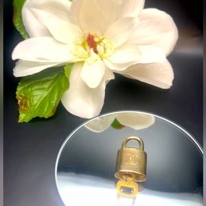 GUC #302 LOUIS VUITTON LOCK & KEY
